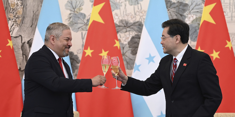 Il ministro degli Esteri di Honduras Eduardo Enrique Reina García e quello cinese brindano durante l'incontro di domenica a Pechino