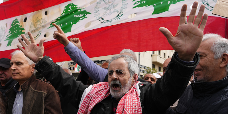 Una protesta per chiedere migliori condizioni salariali a Beirut, lo scorso 22 marzo