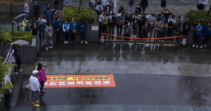 La piccola manifestazione autorizzata dal governo di Hong Kong