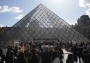 Lunedì il museo del Louvre, a Parigi, è rimasto chiuso per uno sciopero del personale contro la riforma delle pensioni