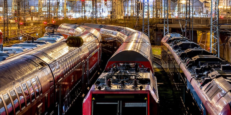 Treni alla stazione di Francoforte (AP Photo/Michael Probst)