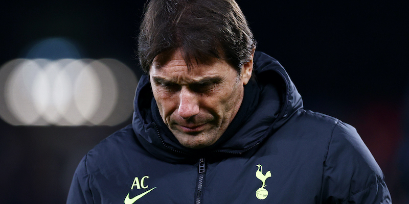 Antonio Conte non è più l’allenatore della squadra di calcio inglese del Tottenham