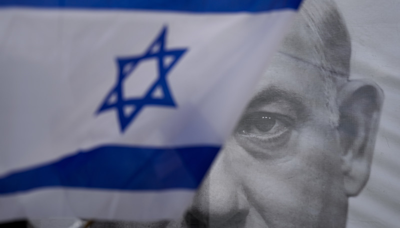 Un'immagine di Netanyahu durante una manifestazione contro la riforma della giustizia a Tel Aviv (AP Photo/Ariel Schalit)