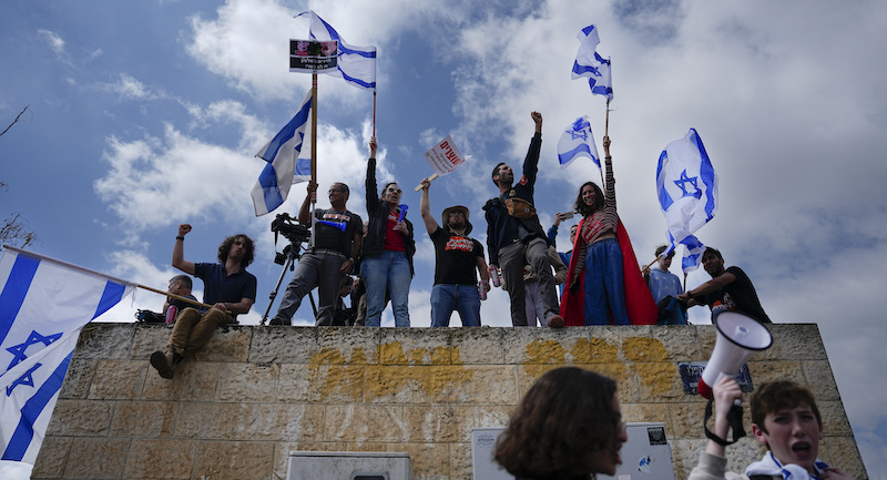Manifestanti lunedì 27 marzo a Gerusalemme (AP Photo/Ariel Schalit)