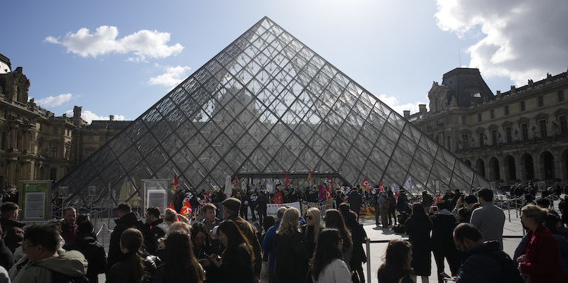Una protesta davanti all'entrata del museo del Louvre (AP Photo/Christophe Ena)