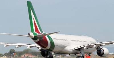 La Commissione Europea ha stabilito che il prestito da 400 milioni di euro erogato nel 2019 ad Alitalia dallo Stato fu illegale