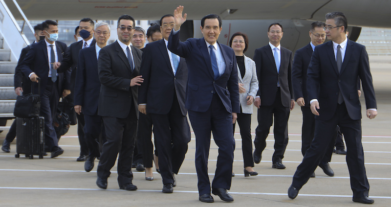 L'arrivo in Cina dell'ex presidente taiwanese Ma Ying-jeou (Ma Ying-jeou Office via AP)