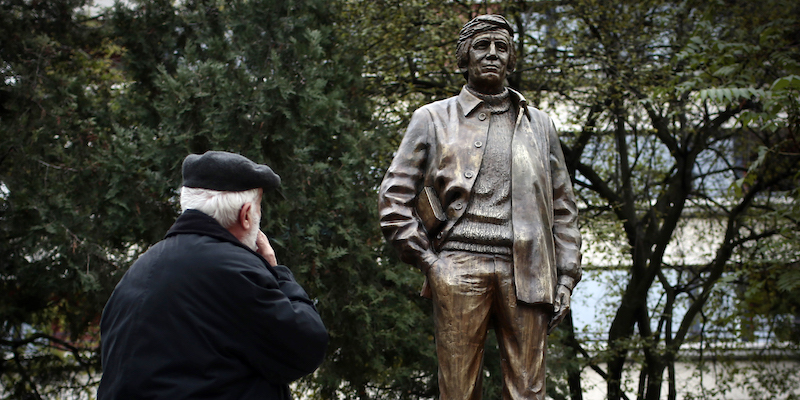 Una statua dedicata al dissidente bulgaro Georgy Markov a Sofia, in Bulgaria (AP Photo/Valentina Petrova)