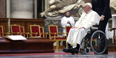 Papa Francesco è stato ricoverato per un'infezione respiratoria
