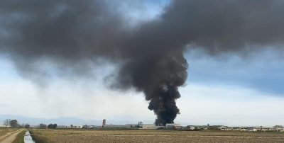 Il grosso incendio in un'azienda chimica in provincia di Novara