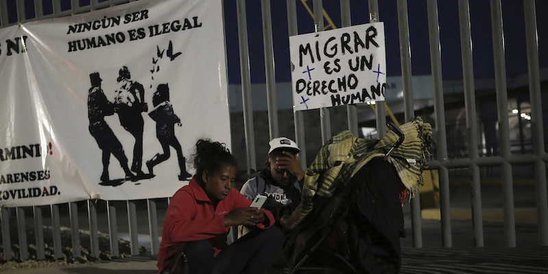 Una protesta per la morte dei migranti nel centro di detenzione di Ciudad Juárez (AP Photo/Christian Chavez)