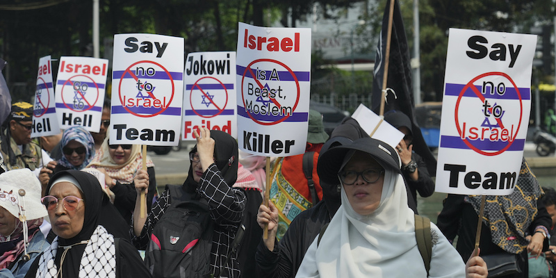 Una protesta contro la partecipazione di Israele ai mondiali Under-20 a Giacarta, la capitale dell'Indonesia, lo scorso 20 marzo (AP Photo/Achmad Ibrahim)