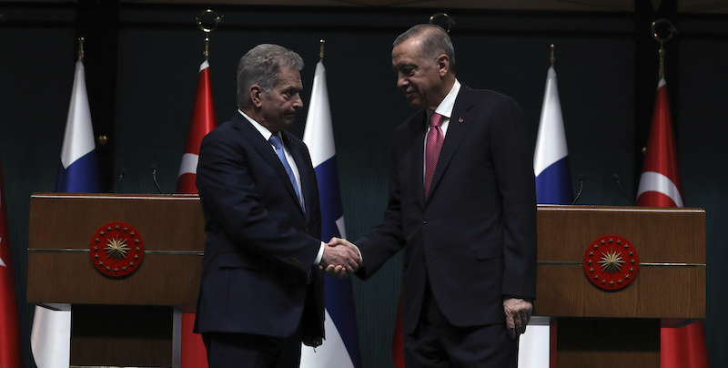 Il presidente finlandese Sauli Niinisto e quello turco Recep Tayyip Erdogan (AP Photo/Burhan Ozbilici)