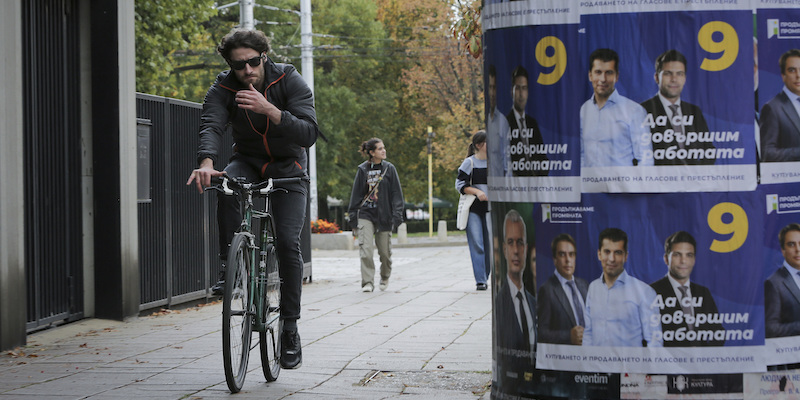 Manifesti elettorali a Sofia a settembre (AP Photo/Visar Kryeziu)