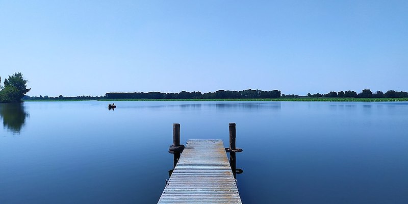 Un pontile sul lungolago del lago Superiore a Mantova (Gianfranco Manuali, Wikimedia Commons)