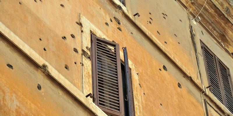 Un particolare di un palazzo all'angolo tra via Rasella e via Boccaccio a Roma, con ancora visibili i segni delle bombe e dei colpi di mitra sparati dai nazisti subito dopo l'attentato (ANSA/MARTINO IANNONE)