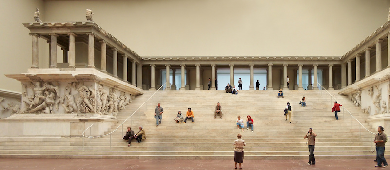 
L'altare di Pergamo ospitato dal Pergamon Museum (Wikimedia)