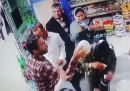 Il video di due donne iraniane aggredite in un negozio con un barattolo di yogurt, e poi arrestate perché non indossavano il velo