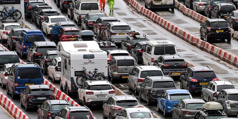 Automobili in coda al porto di Dover, nel Regno Unito, sabato 1 aprile 2023 (EPA/STUART BROCK via ANSA)