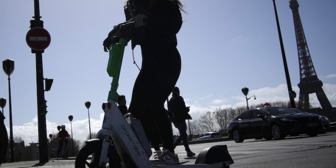 A Parigi si sta votando per vietare i monopattini elettrici a noleggio