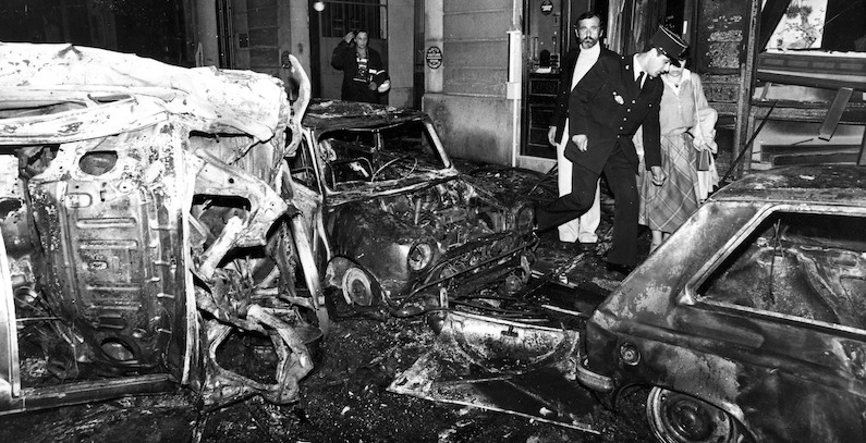 La polizia dopo l'esplosione in rue Copernic, Parigi, 3 ottobre 1980 (AP Photo/Remy de la Mauviniere, File)