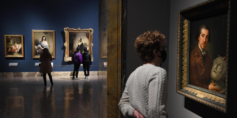 Persone visitano la Pinacoteca di Brera, a Milano (ANSA/DANIEL DAL ZENNARO)