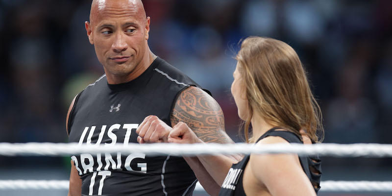 Dwayne "The Rock" Johnson e Ronda Rousey (Don Feria/AP Images for WWE)
