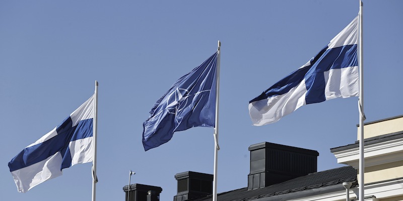 Le bandiere della Finlandia e della NATO davanti alla sede del ministero degli Esteri finlandese, a Helsinki (Antti H'm'l'inen/Lehtikuva via AP)