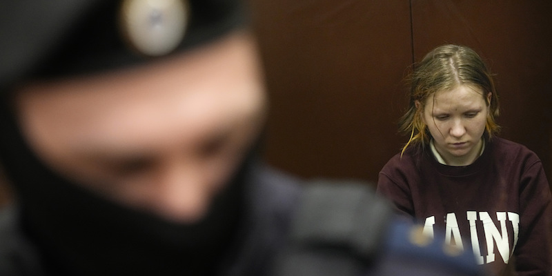 Daria Trepova in un'aula del tribunale di Mosca (AP Photo/Alexander Zemlianichenko)