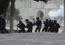 Gli scontri tra palestinesi e polizia israeliana nella moschea di al Aqsa, a Gerusalemme
