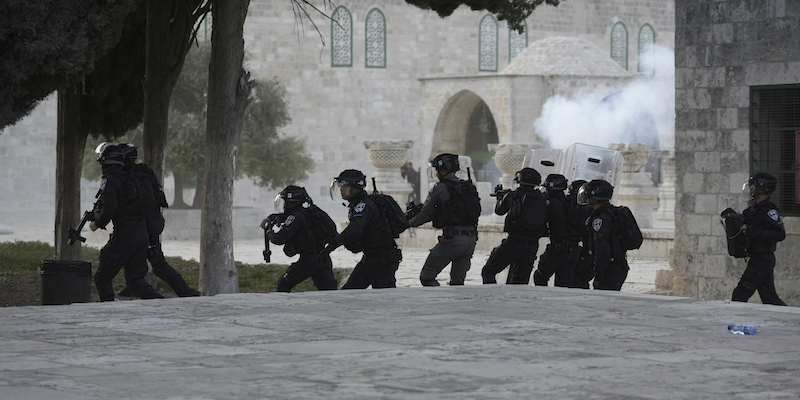 Gli scontri alla moschea di al Aqsa ad aprile del 2022 (AP Photo/Mahmoud Illean)