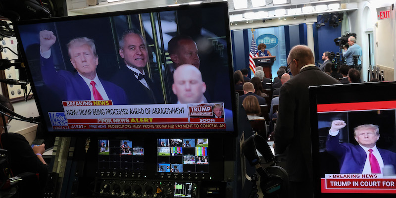Trasmissioni televisive durante una conferenza stampa alla Casa Bianca (Photo by Kevin Dietsch/Getty Images)