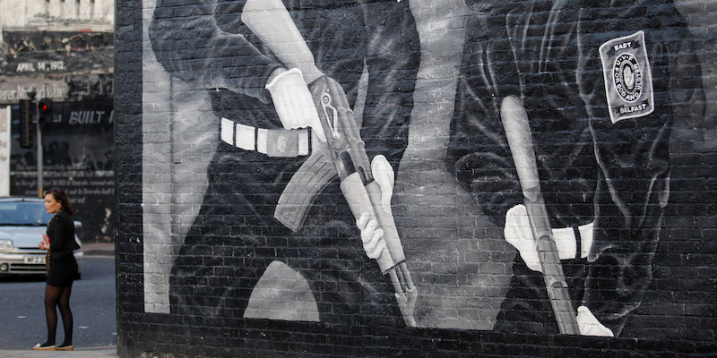 Un murale unionista che ritrae alcuni membri di gruppi paramilitari, a Belfast, in Irlanda del Nord (AP Photo/Peter Morrison)