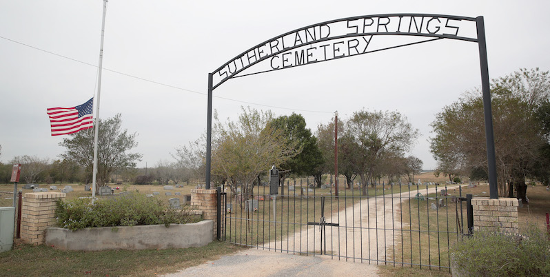 Il cimitero di Sutherland Springs, Texas, 7 novembre 2017 (Scott Olson/Getty Images)