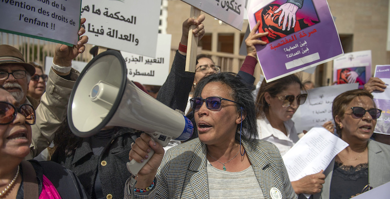 Proteste fuori dal tribunale di Rabat per la sentenza sui tre stupratori di S., 5 aprile 2023 (AP Photo)