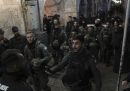 Per la seconda notte consecutiva ci sono stati scontri tra polizia israeliana e palestinesi nella moschea di al Aqsa, a Gerusalemme