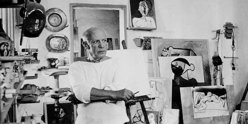 Pablo Picasso nel suo studio a Vallauris, in Francia, il 23 ottobre del 1953 (AP Photo)