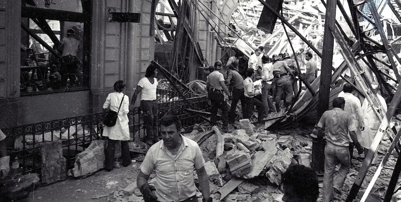 Una fotografia scattata poco dopo l’esplosione alla stazione di Bologna il 2 agosto 1980 (Ansa)