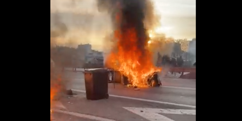 Bidoni incendiati per impedire il passaggio delle auto sull'autostrada M7 a Lione (Gochopacontent/Twitter)