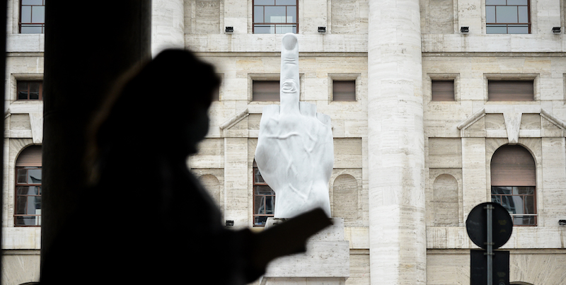 La statua in piazza degli Affari a Milano, dove si trova la sede della borsa italiana (LaPresse - Claudio Furlan)