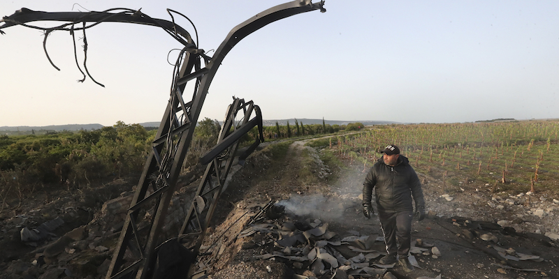 Un traliccio danneggiato da un bombardamento israeliano nel paese libanese di Maaliya (AP Photo/Mohammed Zaatari)