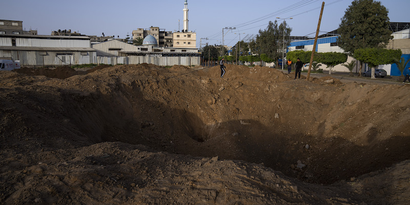 I danni del bombardamento israeliano nella città di Gaza (AP Photo/Fatima Shbair)
