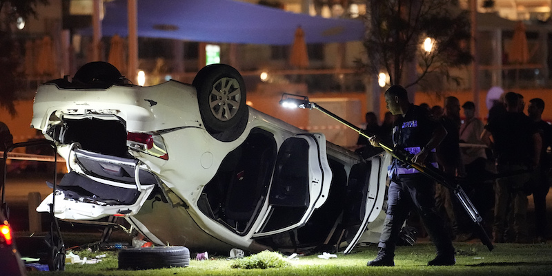 L'auto ribaltata dell'attentatore (AP Photo/Ariel Schalit)
