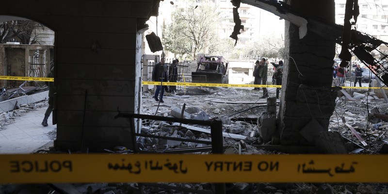 I danni a un edificio residenziale di Damasco, in Siria, dopo un attacco israeliano a febbraio (AP Photo/Omar Sanadiki, File)