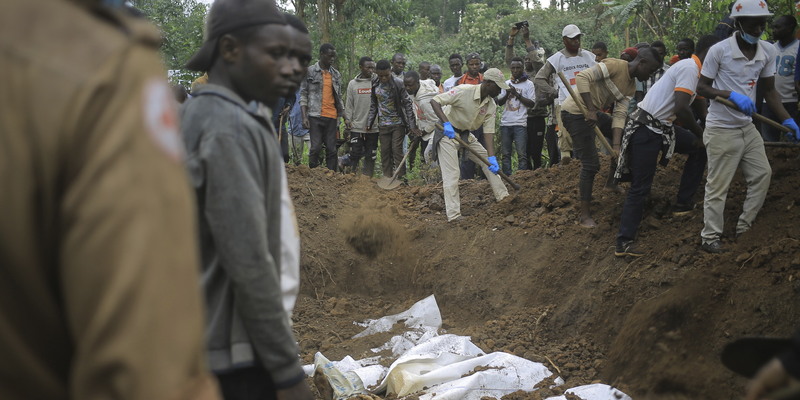 I volontari della Croce rossa seppelliscono i corpi delle persone morte in un recente attacco in Congo
(AP Photo/Socrate Mumbere)