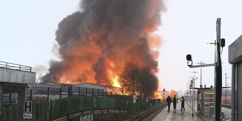 Ad Amburgo, in Germania, la popolazione è stata allertata della possibile tossicità dell'aria in seguito a due incendi
