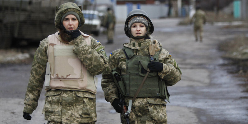 Due soldate a Debaltseve, nella regione di Donetsk, 24 dicembre 2014 (AP Photo/Sergei Chuzavkov)