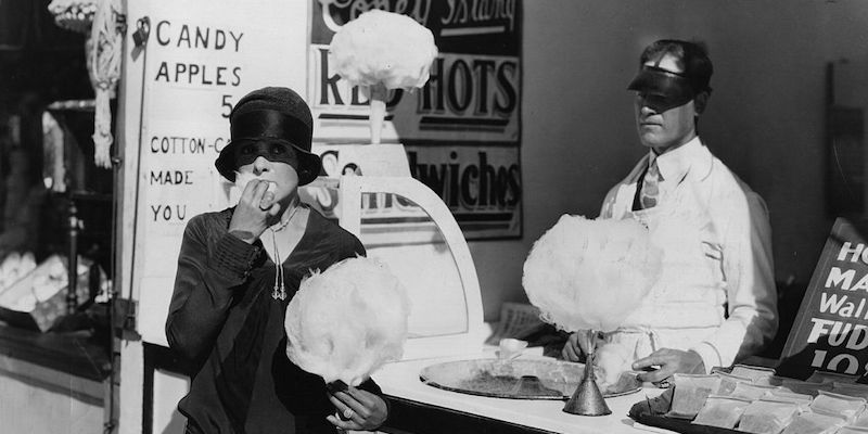 L'attrice Louise Lorraine mangia lo zucchero filato a Coney Island in una foto del 1926 circa