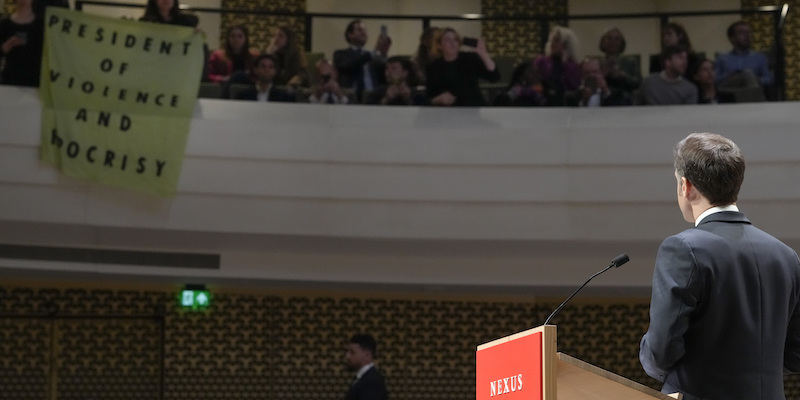 Macron è stato interrotto da alcuni manifestanti mentre faceva un discorso nei Paesi Bassi 
