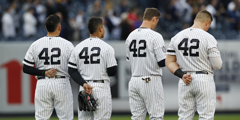 I giocatori degli Yankees con il 42 ritirato in onore di Jackie Robinson (AP Photo/Kathy Willens)